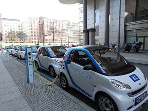 Electric car drivers are wealthy, educated people, survey finds